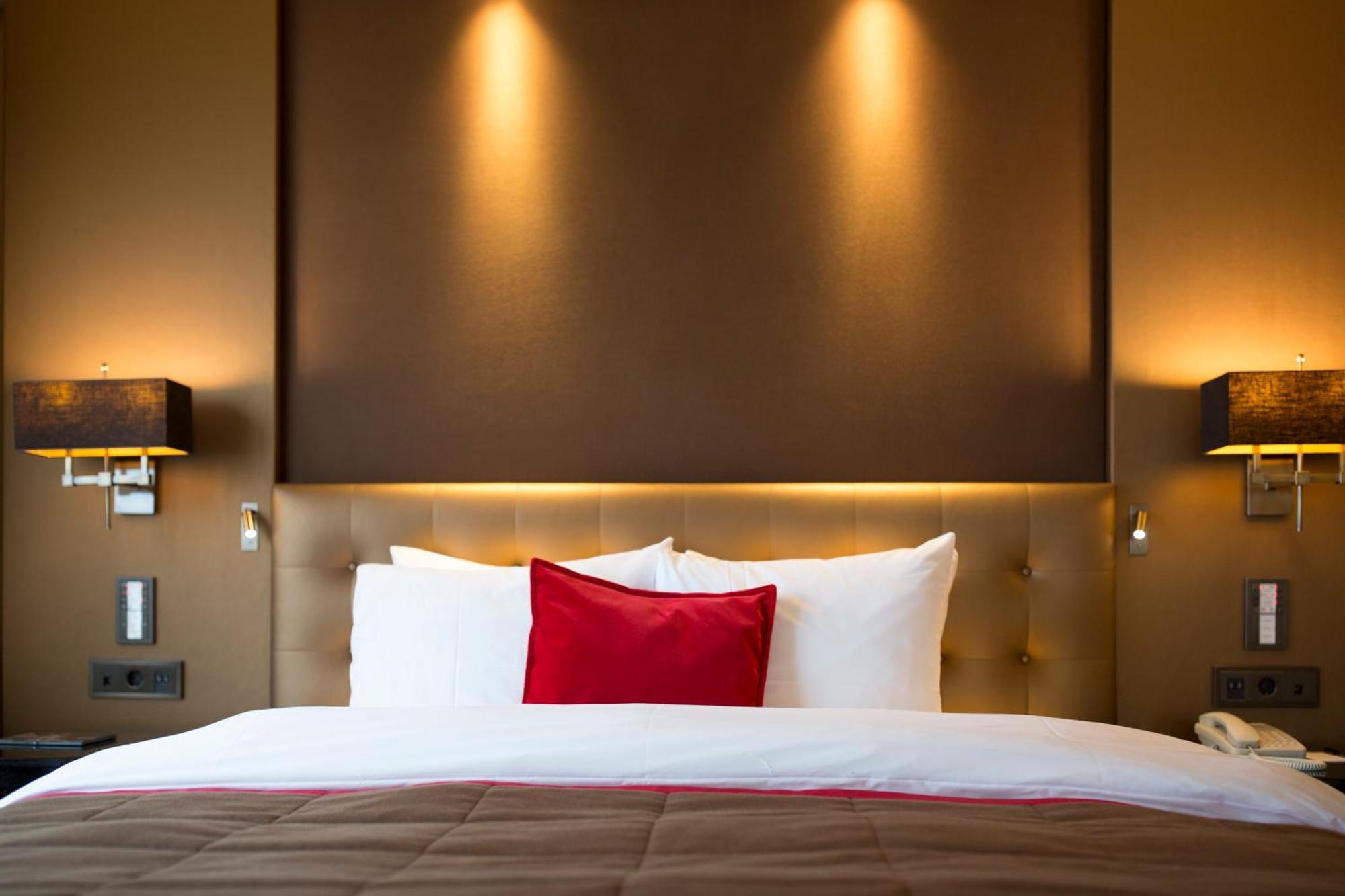 Grand Hotel Huis Ter Duin Noordwijk Pokój zdjęcie A bed with a red pillow